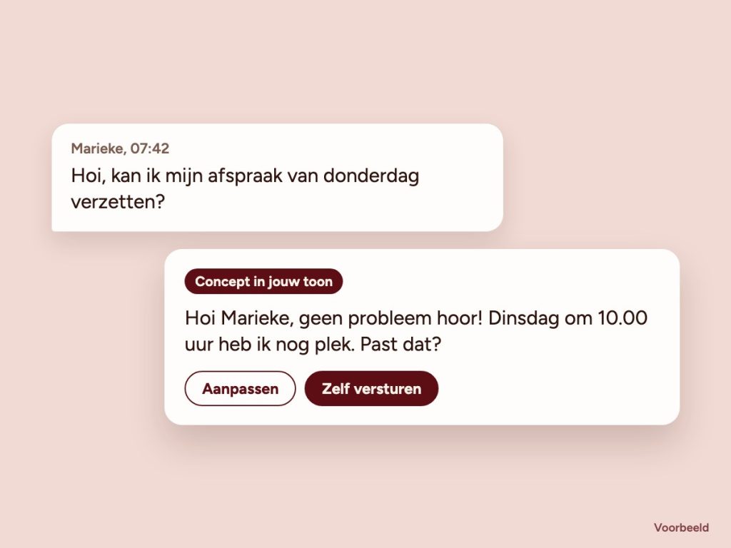 Voorbeeld van een mail die de assistent in de toon van de praktijk klaarzet, met de knoppen Aanpassen en Zelf versturen