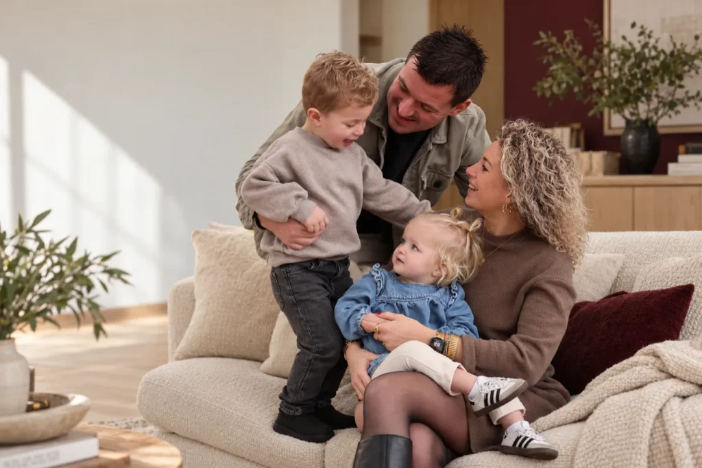 Chilla Verhagen met haar man en hun twee jonge kinderen op de bank in de woonkamer