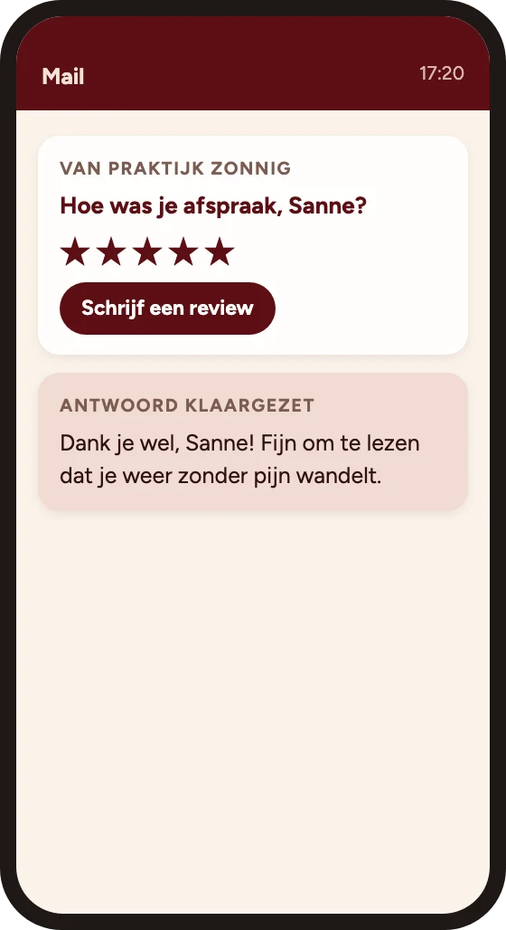 Telefoon met een mail die om een review vraagt en een klaargezet antwoord