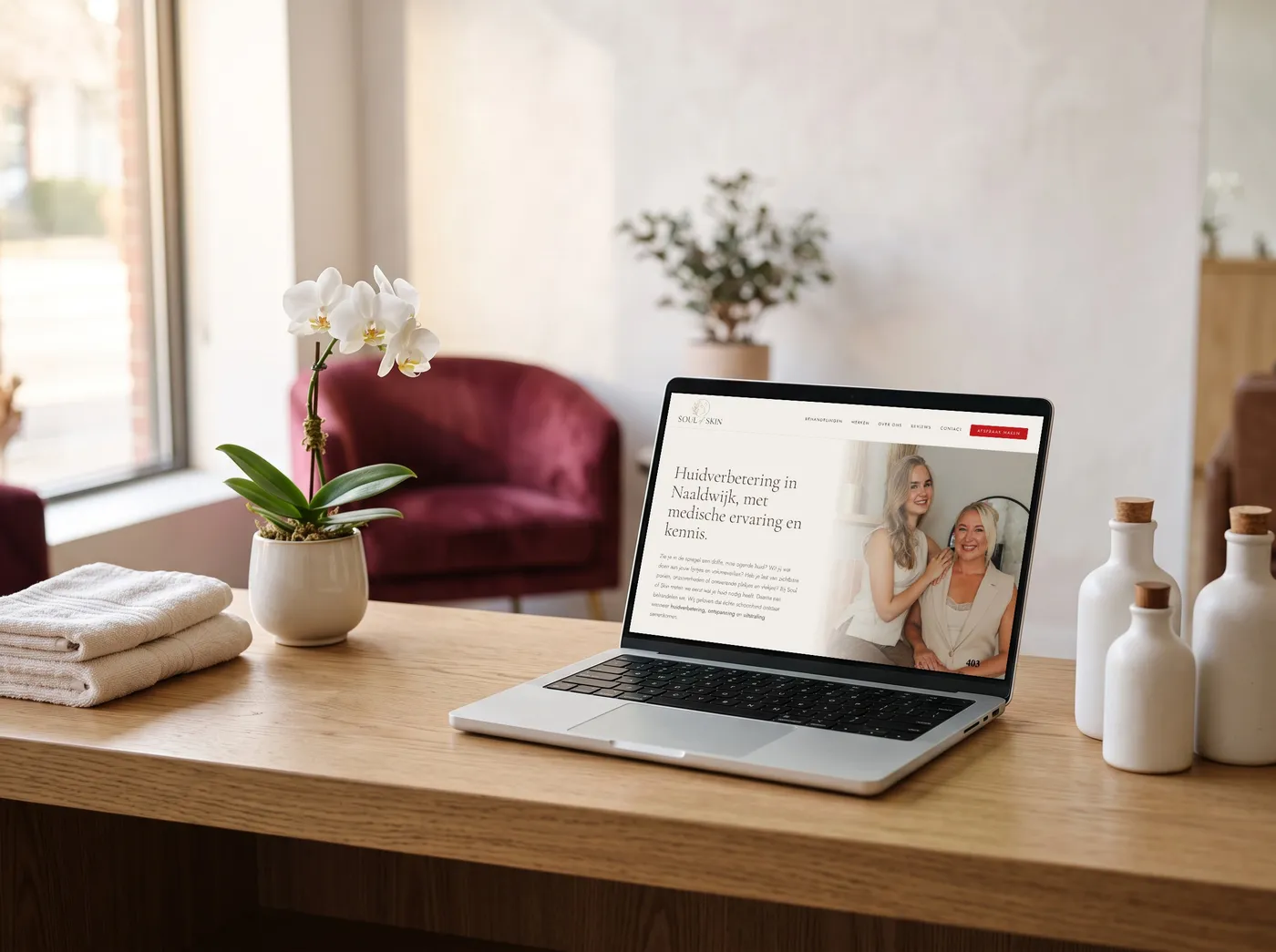 De website van Soul of Skin op een laptop aan de salonbalie